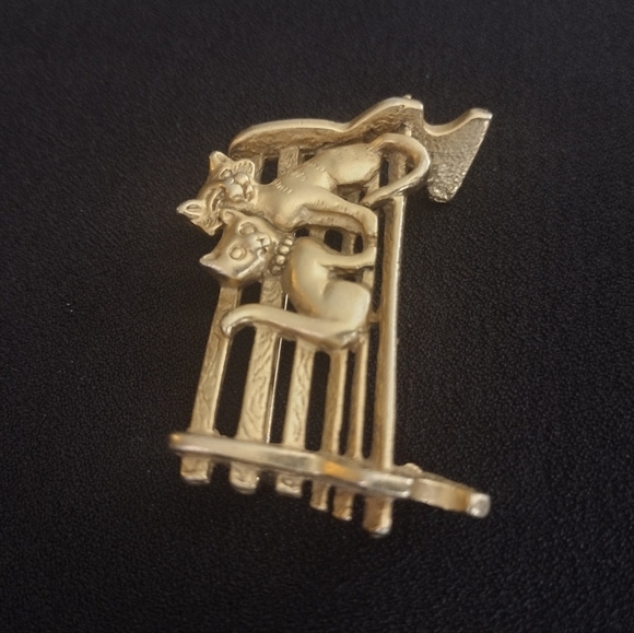 AJC signed Gold Cats on Bench Brooch - Picture 3 of 8
